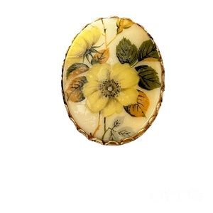Vintage painted floral porcelain brooch. Gold toned.
